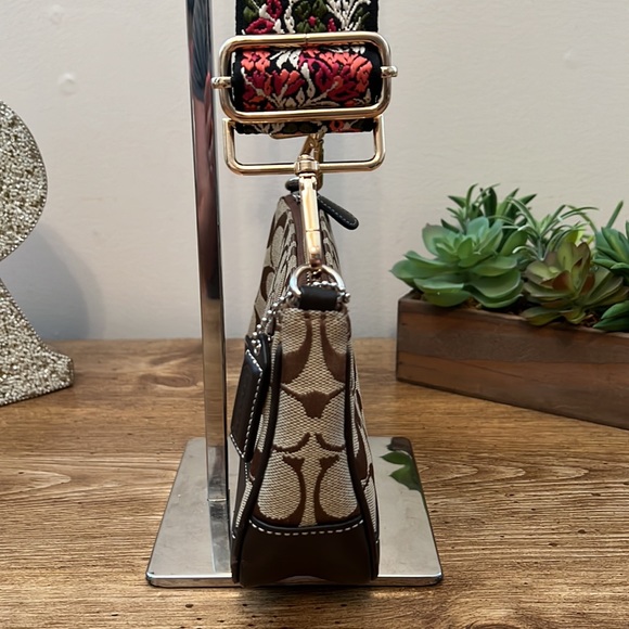 ✨Sold✨ Coach Brown Signature Print Bag With Replaced Guitar Crossbody Strap - Picture 4 of 15